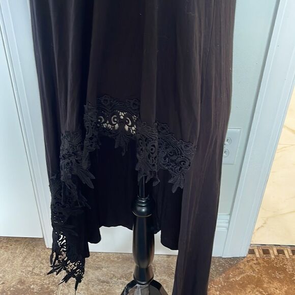 So soft asymmetrical high low top.  Cute lace trim. - Picture 4 of 8